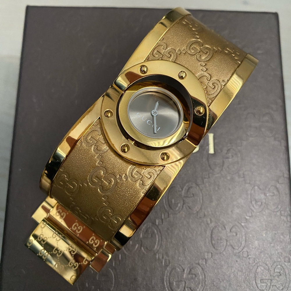 Gucci Watch - Twirl Gold plated leather bangle - Model: YA112434
Authentic